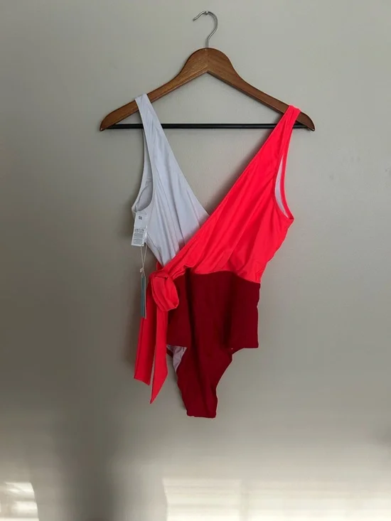 NWT Cupshe Colorblock One-Shoulder Swimsuit in Neon Pink, White & Red - Picture 4 of 6